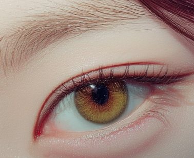 눈재수술 이벤트 — 모델 한쪽 눈매 클로즈업(눈썹·속눈썹·갈색 렌즈)