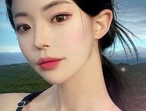 모델모집 공지 배너의 모델(하늘·초원 배경)