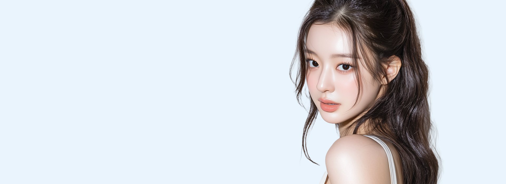 하늘색 바탕, 어깨 너머로 돌아보는 긴 웨이브 머리 모델