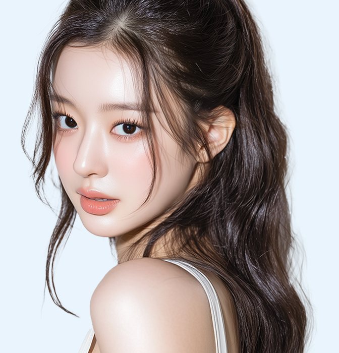 하늘색 바탕, 어깨 너머로 돌아보는 긴 웨이브 머리 모델