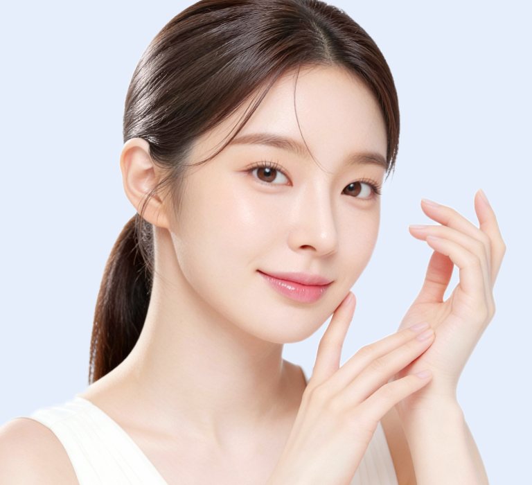 연한 푸른 바탕, 볼에 손을 댄 모델