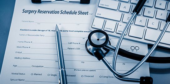 수술 예약서(Surgery Reservation Schedule Sheet)·펜·청진기·키보드